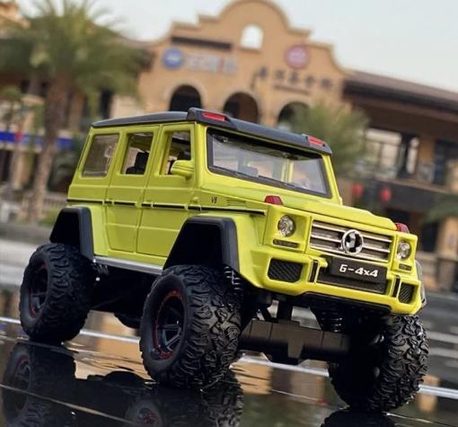 Метален джип с отварящи се врати капаци светлини и звуци Mercedes G500 1:32