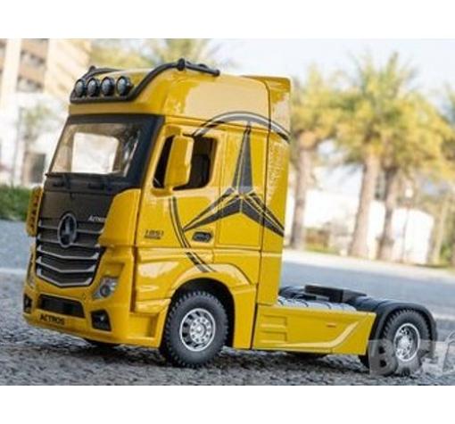 Метален камион с отварящи се врати капаци светлини и звуци Mercedes-Benz Actros 1:24