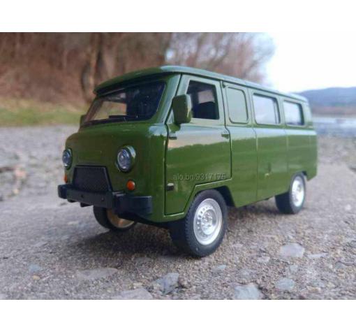 Метална кола с отварящи се врати капаци светлини и звуци UAZ 452 1:24