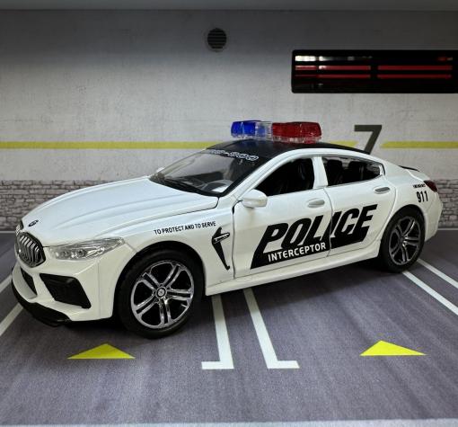 Метална кола с отварящи се врати капаци светлини и звуци BMW M8 POLICE 1:32