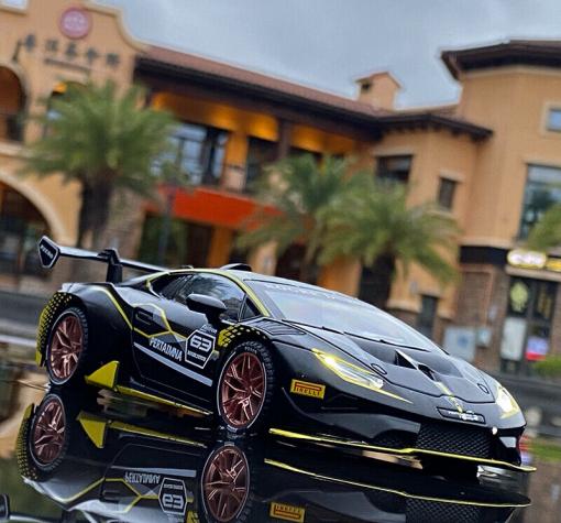 Метална кола с отварящи се врати капаци светлини и звуци Lamborghini Huracan ST EVO 1:32